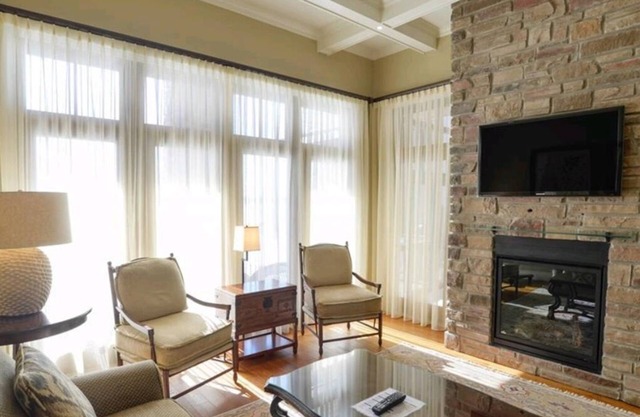 MUSKOKA-L ROSSEAU.Water front cottage with use of Windermere Resort amentities