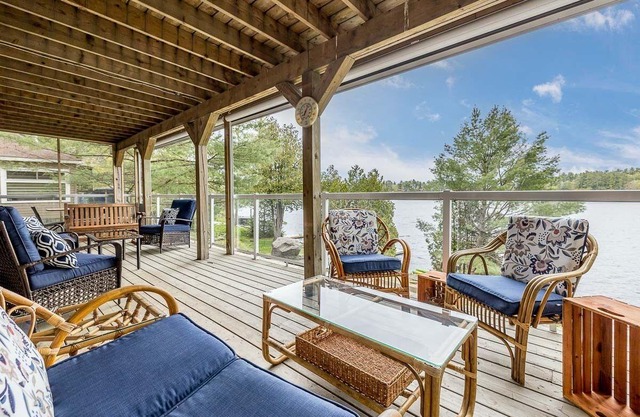 Muskoka Lakeshore Cottage Bliss, Sleeps 10 in winter, 16 in spring, summer, fall