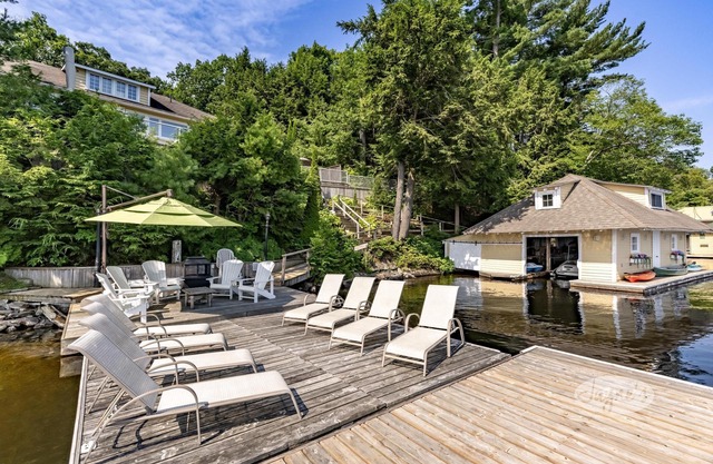 Muskoka Paradise! Spacious & Inviting, Great Deck! Sleeps 16! Hot Tub! Bala!