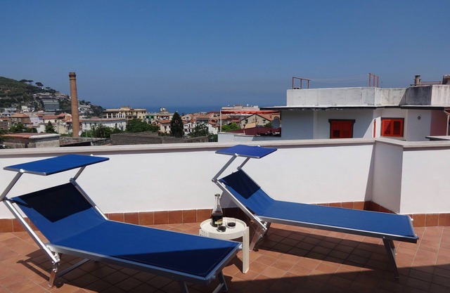 My Rental Homes - Apartment Snicher with shared pool and bright living room