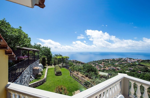 My Rental Homes - Villa Tortuga on Sorrento hillside with pool and sea view