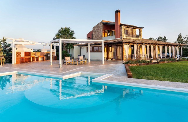 My Rental Homes - Villa Heaven with huge garden, a private pool and BBQ area