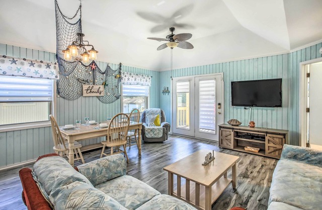 Myrtle Beach Cottage, Walk to Pools + Beach!