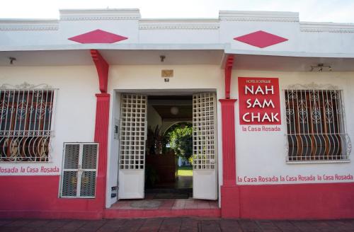 NAH SAM CHAK La Casa Rosada