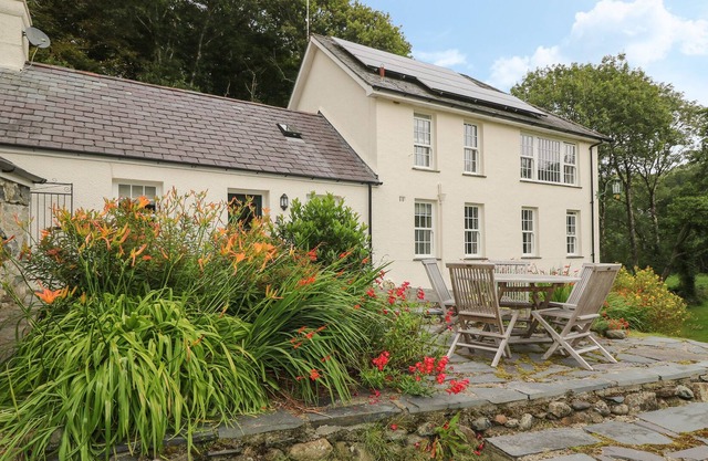NANT Y GLYN, pet friendly, character holiday cottage in Criccieth