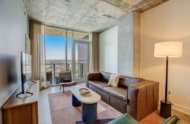 Natiivo Austin condo - amazing lake-view balcony - rooftop pool & gym