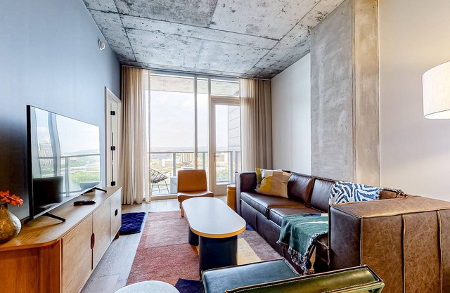 Natiivo Austin condo with lake-view balcony, pool & gym