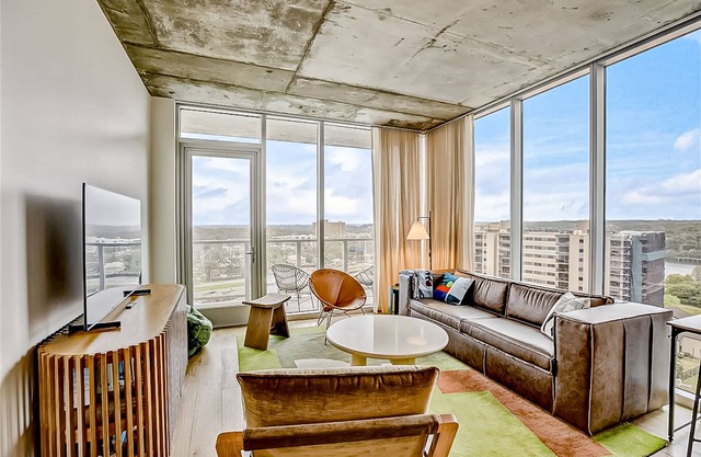 Natiivo corner condo with scenic lake-view balcony - rooftop pool & gym