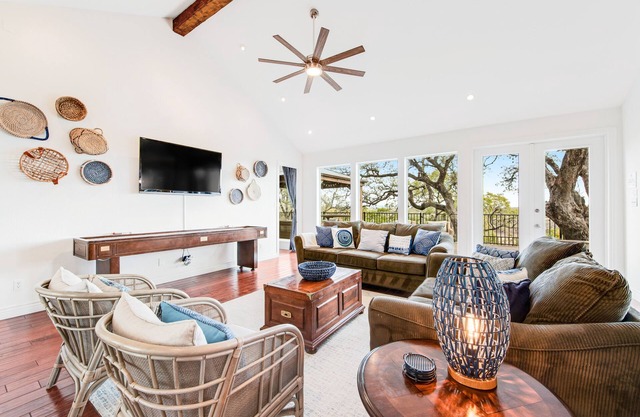 Natural cliffside oasis with impressive views, gas fireplace