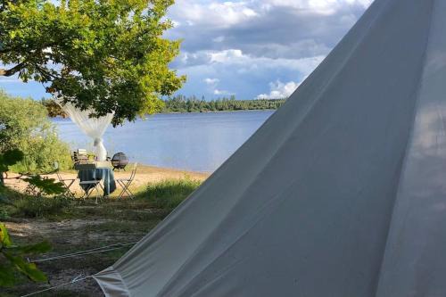 Nature Bell-tent with lakeside view
