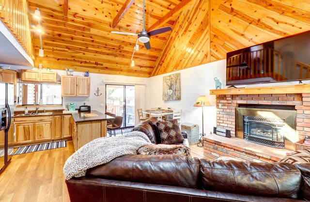 Near Hiking: Cabin w/Hot Tub in Lakeside!