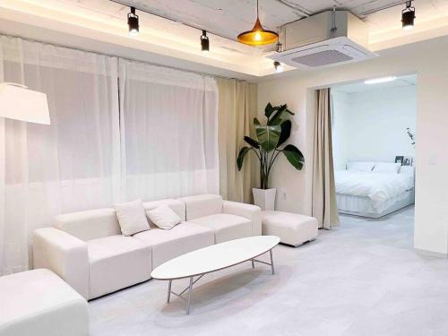 Near Hongik University Station Suite Room