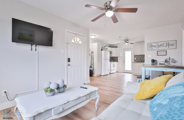 Near HSU, ACU & Hendrick ~ Clean ~ Charming Cottage ~ New Discounts ~ Pets