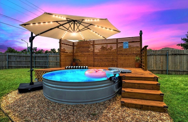 Near Kalahari · Cowboy Pool · Arcade · King Beds · Grill · Large Patio ·Pet