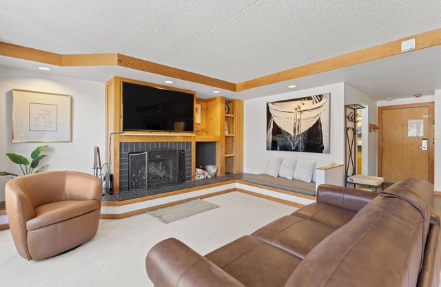 Near Lakeside Village, Shuttle to Lifts & River Run Village Shops and Dining!