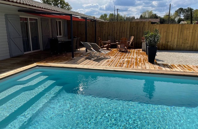 Near Soulac/sea House sleeps 6 with indoor heated swimming pool