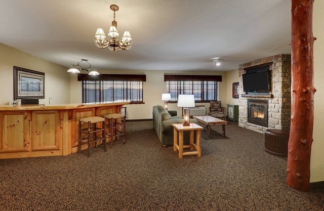 Near TaxSlayer Center! Cozy Rooms with Rustic Decor, 2 Pools | 2 Units