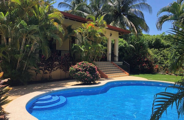 NEAR THE BEACH 3-bedroom, private pool, amazing gardens. Up to 6 guests
