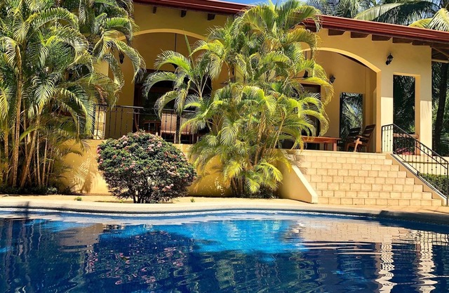 NEAR THE BEACH/Private pool. Walkable/Amazing gardens. 5 BDR/Ideal for families