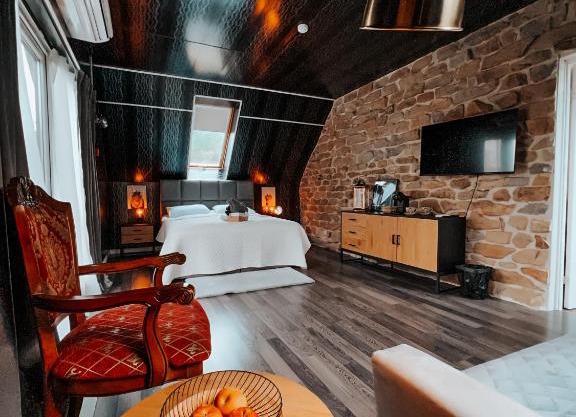 Near the lake apartment with hot tub and sauna