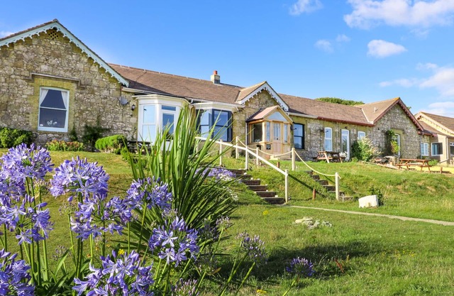 NEEDLES COTTAGE, family friendly, with open fire in Totland