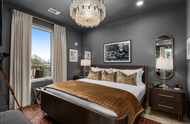 Neo- Luxe Nashville Speakeasy that sleeps 6!