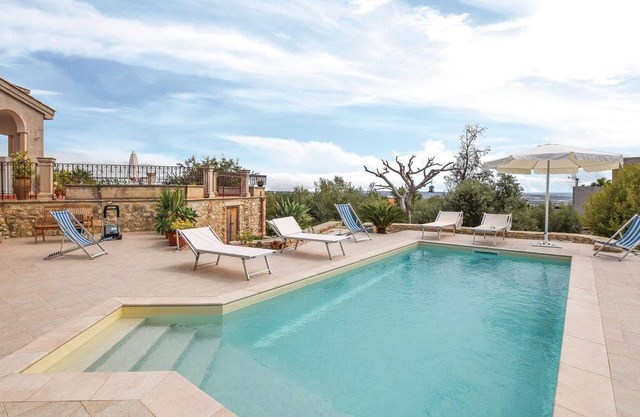 Nestled in a 10000 m² plot with olive trees, on a small rocky promontory at the entrance of Ispica (