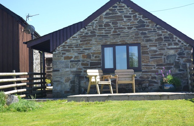 NESTLING BARN, pet friendly, luxury holiday cottage in Tavistock