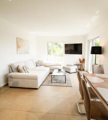 neue 90qm Ferienwohnung mit 3 Schlafzimmern in Seenähe