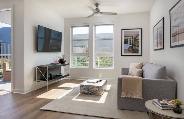 New 1 Bedroom Modern Serviced Apt Near Strip - Perfect for Business Travelers
