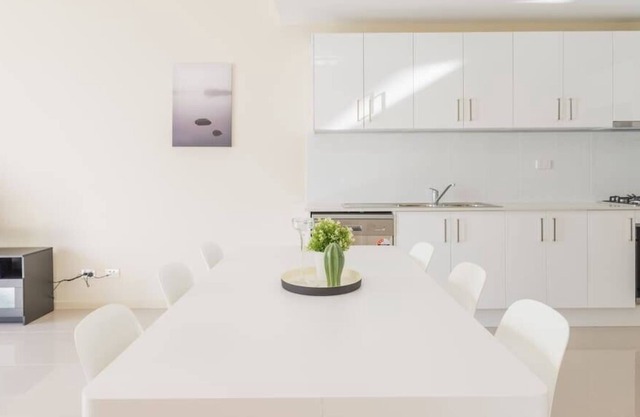 New 2 Bedroom Apt with Secure Parking & WiFi