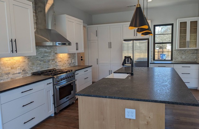 New 2023 Home, Cool Pool, 4Bedroom, 3.5 Bath, 10 guests, in great South Austin!