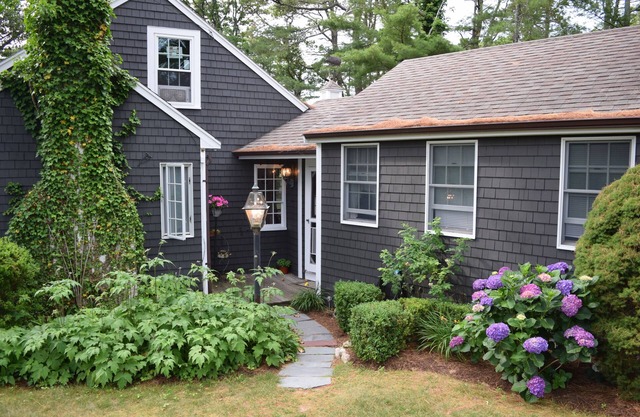 NEW 2025! Family friendly cabin in Harwich, water peek & walk to private beach