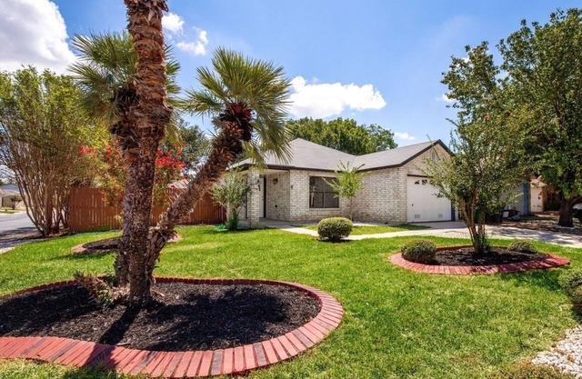 New! 3B2B Villa, Pool, BBQ, Firepit, Yard Games, Bunk Bed, Family & Pet Friendly