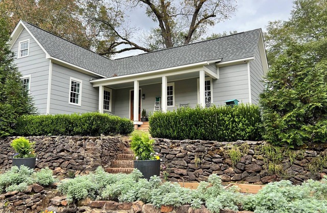 New 3BR/2BA - Walk to Square. Ideal for Game Day & Family Stays