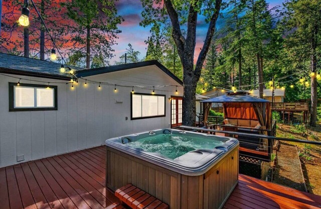 NEW: 3BR, private HotTub, FireTable, BBQ, AC, Dogs OK, WIFI