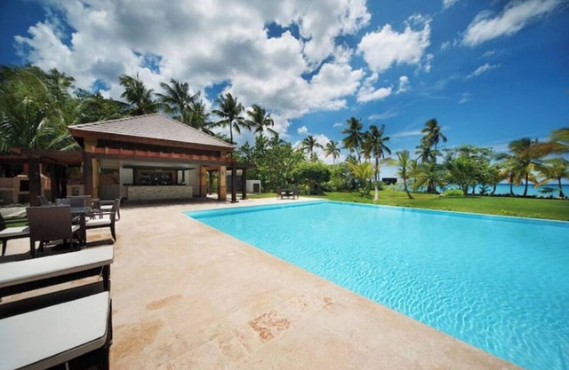 New 4 BR PH with Jacuzzi & BBQ steps away from the beach LV 4302nn