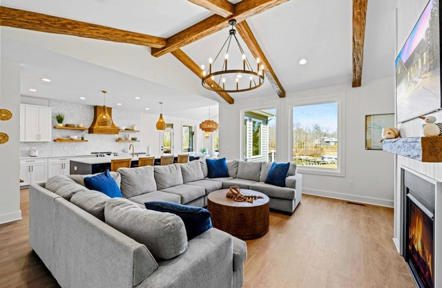 NEW 4BR Lakefront Lake Anna, Fire Pit, Pool, Beach