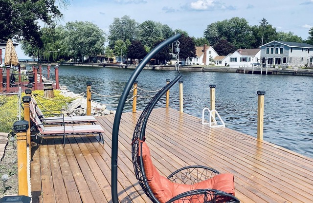 New! 4brm lodge with private dock