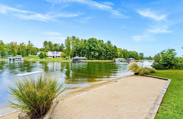 NEW 6BR Lakefront Lake Anna 5 Suites, Dock, Beach