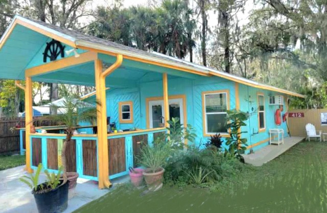 🐬 🌴🏄♀️NEW! Affordable Cottage, Private,close to shops, restaurants &beach.