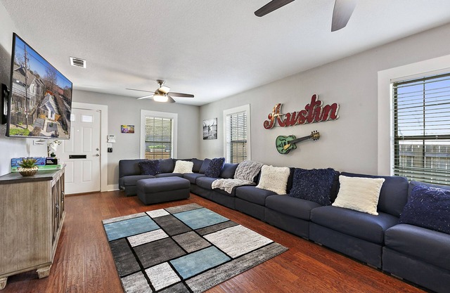 (NEW) ATX Fun-Scape, 11 beds, 2 miles to downtown