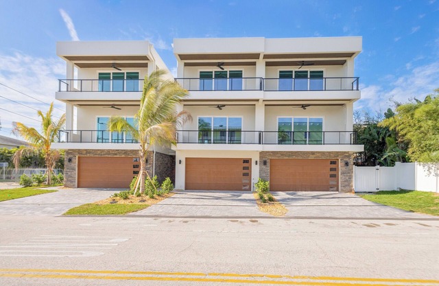 New beach townhome ideally located steps from the beach, park and restaurants