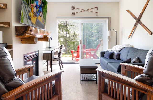NEW. Beautiful Condo. Quiet Location. Hot Tub.