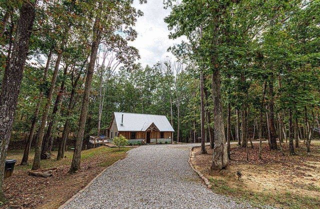 New cabin on 1 acre - large deck & firepit area - 2 bikes provided - hiking - screened in porch