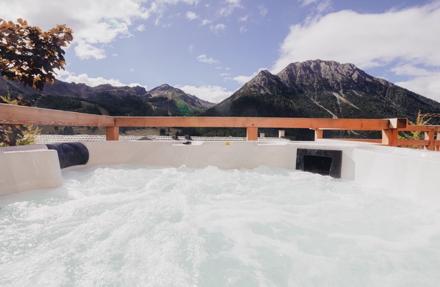 *New* Chalet Mandarine, luxury chalet for 13 people w/sauna and jacuzzi