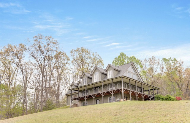 New- Charming 2-bedroom home with amazing views, minutes to downtown Waynesville