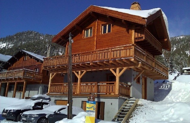 New charming chalet, 15 to 16 people with panoramic terrace facing south