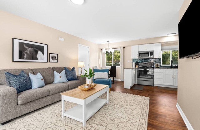 New! Comfortable 1BR Flat Near Downtown Roseville