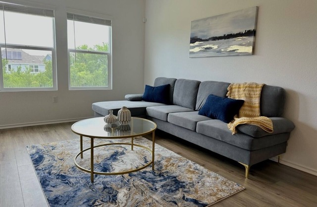 New Comfy Modern Spacious Home near Tesla & AUS